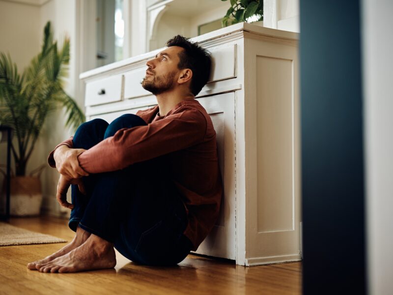 Samotność – nowa choroba cywilizacyjna? Jak zbudować sieci relacji, które przetrwają lata